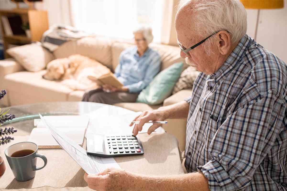 Rentner tippt auf Taschenrechner